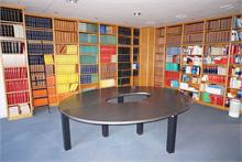Bibliothek mit ovalem Konferenztisch