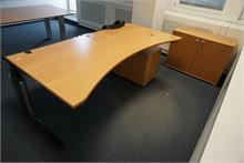 Konvolut Steh-Schreibtisch (elektrisch) mit Bogen, Rollcontainer, Sideboard