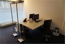 Konvolut Schreibtisch, Sideboards, Büroschränke Deckenfluter, Flipchart, Bürodrehstuhl