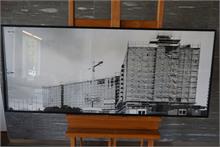 Fotografie in schwerem Metallrahmen hinter Glas "Verhülltes Gebäude Alexanderplatz"