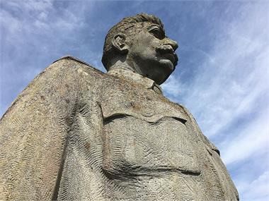 Josef Stalin - Statue aus Sandstein
