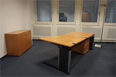 Büroeinrichtung Konvolut Steh-Schreibtisch, Sideboard, Rollcontainer