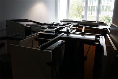 Konvolut 27 Schreibtische - teilweise elektrisch Höhenverstellbar