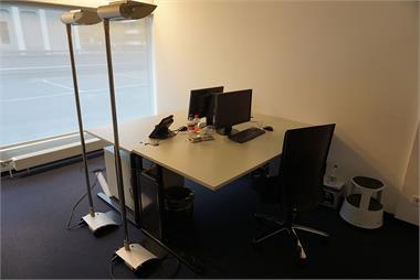 Konvolut Schreibtisch, Sideboards, Büroschränke Deckenfluter, Flipchart, Bürodrehstuhl