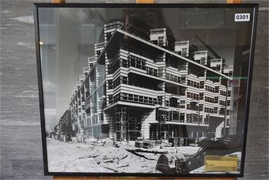 Fotografie in schwerem Metallrahmen hinter Glas "Gebäude"